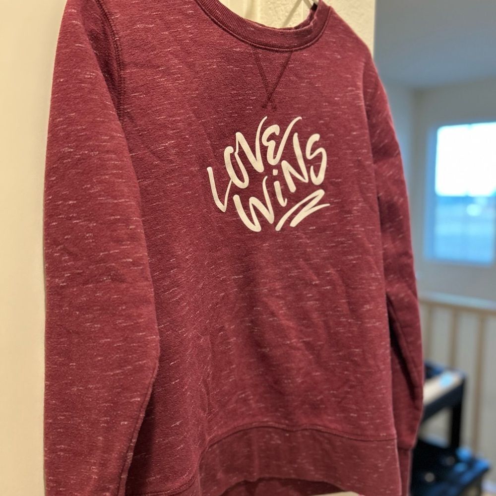 Tek Gear Ultrasoft Fleece Maroon Sweatshirt with Love Wins graphic. Size M